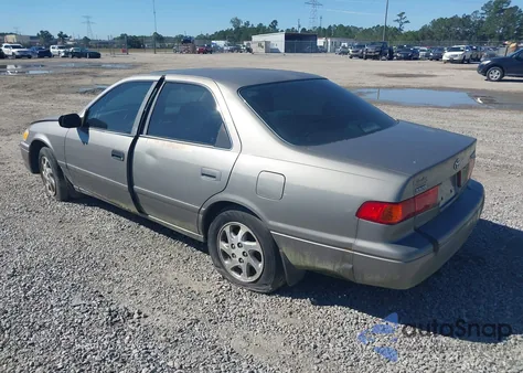 2001 Toyota Camry Le z USA, uszkodzony, nr VIN 4T1BG22KX1U024018